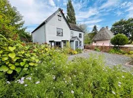 The Foremans House, With Hot Tub, A luxurious Historical pre 16th Century Grade II Listed House, location Essex in a picturesque Village, Country Pub In walking Distance