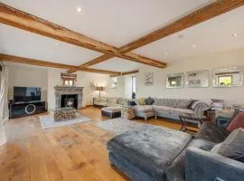 5-Bed Country Retreat in Harrogate with Hot Tub