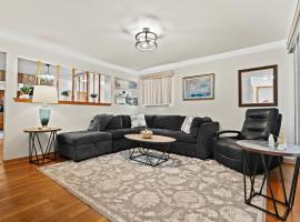 Charming Home Near Target and Parks 2 Bathrooms，位于Dearborn Heights的酒店