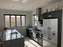 Modern Home with Ultimate Beach Front Views，位于Waitarere的酒店