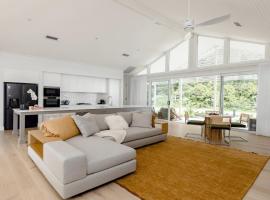 Resort Style Living With Pool, Tennis Court and Beach，位于阿沃卡海滩的酒店