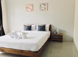 Snooze Inn Phuket - Free Shuttle to Bang Rong Pier，位于班巴克洛的酒店