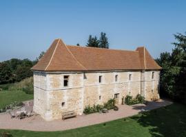 LA MOTTE FÉODALE luxury medieval MANOR rated 5 stars in Normandy，位于Le Mesnil-Jourdain的酒店