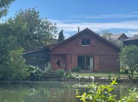 Chalet au bord d'un étang，位于Ueberstrass的酒店