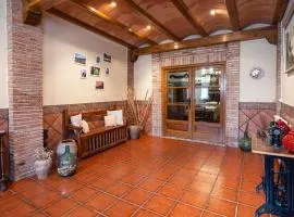 Casa de pueblo con merendero y chimenea.