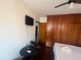 Quartos econômicos com ar, tv e internet no melhor bairro de Goiânia，位于戈亚尼亚的酒店