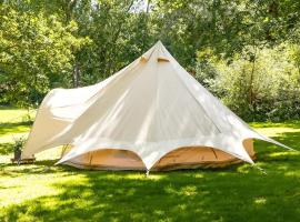 Greenfinch Lakeside Bell Tent Basic with Airbeds Only，位于大圣科勒姆的酒店