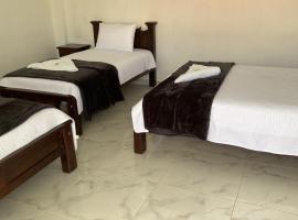 Hotel La Nevada Pueblo Bello，位于Pueblo Bello的带按摩浴缸的酒店