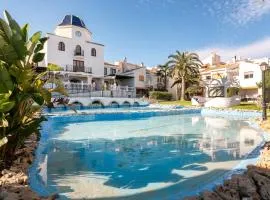 Casa en la playa con piscinas costa