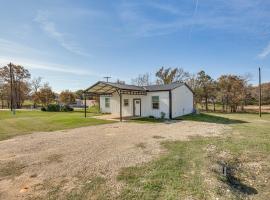 Lake Fork Cabin with Community Pool and Boat Launch，位于Quitman的酒店