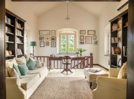 The Sun House，位于高尔的带泳池的酒店