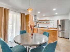 Chic Farmhouse, 3Mi to Lake-Pet Friendly and Golfing，位于尤里卡斯普林斯的酒店