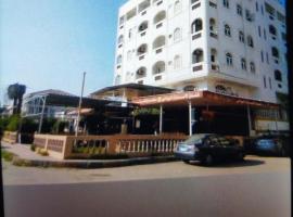 Emirates Hotel，位于‘Izbat al Burj的酒店