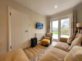 Modern and Cosy 2 bedroom Bungalow in Clacton with large private garden by Catchpole Stays