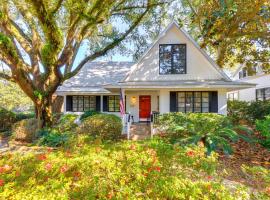 Walkable Home Near Beach and Downtown Fairhope!，位于费尔霍普的酒店
