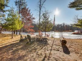 4 Mi to Main Street Riverfront Minnesota Cabin，位于Elk River的酒店