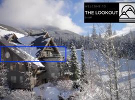 THE LOOKOUT PENTHOUSE // a luxe suite in Whistler，位于惠斯勒的酒店