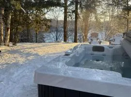 Le Chickadee Chalet, Near Mont-Tremblant, River & Beach View, Wooded Area