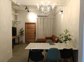 Grey Brown Green house at chiangmai old town，位于清迈的酒店