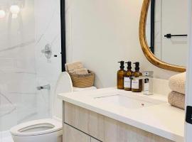 Comfy Neutral Living Free Parking，位于Calgary的酒店