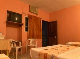 Habitación triple en hotel el almirante，位于特科卢特拉的酒店