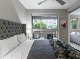 Sleek & Stylish Brand-New Luxury Condo in West Hollywood，位于洛杉矶的酒店