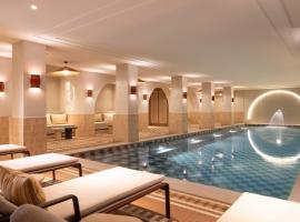Hotel Grand Coeur Latin，位于巴黎的带泳池的酒店