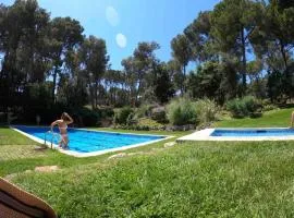 Nice house and pool by the golf course and close to the sea!