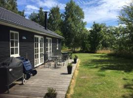 Only 400 Meters From The Water Is This Lovely And Cozy Holiday Home In A Lovely Area,，位于韩德斯泰德的酒店