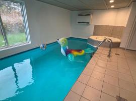 Wonderful, Large Pool Holiday Home, Close To Marielyst Beach,，位于博托比的带按摩浴缸的酒店