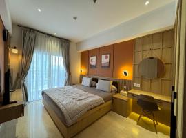 Podomoro City Deli Medan Tower Empire - Japandi Style - 2BR Family Suite 3 beds - 87m，位于棉兰的酒店