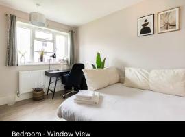 Charming Double Room Near Richmond Park Kingston Gate，位于泰晤士河畔金斯顿的酒店