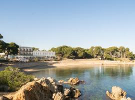 Hostal Empúries，位于莱斯卡拉的带停车场的酒店