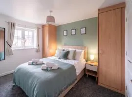 Stylish 3-bed Gloucester house with Free Driveway Parking for 2 cars