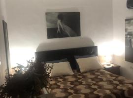 Cozzy Cottage, in center of Tirana，位于地拉那的酒店