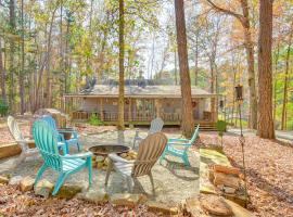 Secluded Hamilton Cabin Retreat with Private Lake!，位于汉密尔顿的酒店