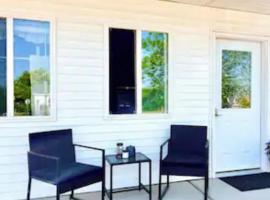 Cozy Studio Steps from Ferry Downtown St Ignace，位于圣伊尼亚斯的酒店