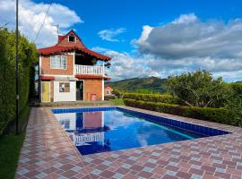 Finca Cabaña con piscina cerca al Lago Calima，位于卡利马的酒店