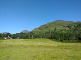 Inveruglas Farm Cottage，位于阿罗柴尔的酒店