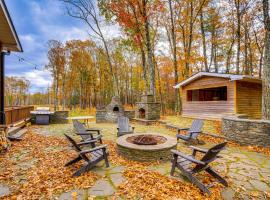 Private Hot Tub on 10 Acres Cozy Catskill Getaway，位于卡茨基尔的酒店