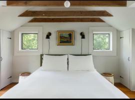 Private Creek and Large Yard at the Coziest Cabin in the Catskills，位于Margaretville的酒店