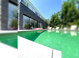 Villa Iris en Ardèche - Piscine Privée et Jardin，位于圣佩赖的酒店
