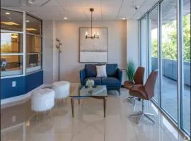 Modern 2bed 2 bath heart of Townson suite