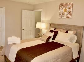 Cheerful 2 bedroom townhouse with indoor fireplace，位于塔克的酒店