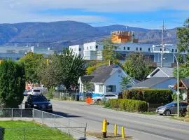 1 block to Kelowna General Hospital 2 blocks to Beach 1km to OUC 1km to Downtown Kelowna 20min to YLW