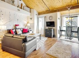 Hike, Bike and Explore Wintergreen Resort Condo，位于Roseland的酒店