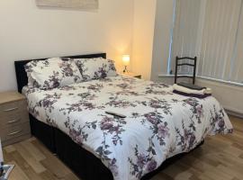 Room with King Size Bed and Private En suite Bathroom in the Centre，位于沃特福德的酒店