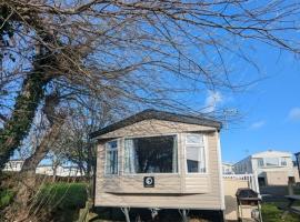 Swift Loire Holiday Home sleeps 6 Haven Littlesea，位于韦茅斯的酒店