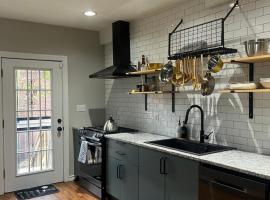 Stylish Townhouse by Carrol Park, M&T Bank Stadium，位于巴尔的摩的酒店