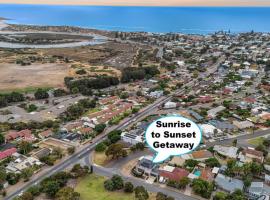 Sunrise To Sunset Getaway By Wine Coast Holidays，位于Port Noarlunga的酒店